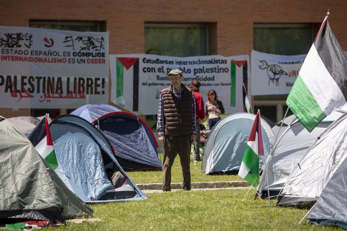 ⛺️ Decenas de estudiantes y personal de plantilla de las universidades aprueban en asamblea el establecimiento de un campamento propalestina en Madrid. Fotos de @dafernicola elsaltodiario.com/universidad-pu…