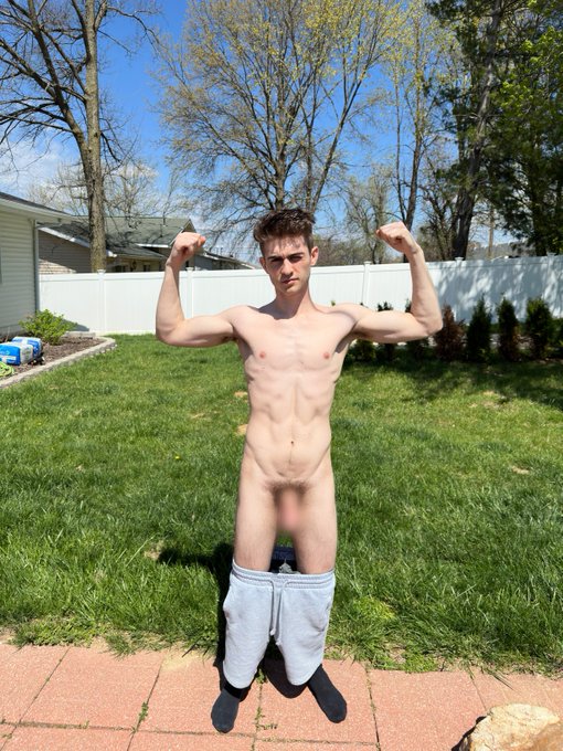 Sun's out guns out 💪🏻 https://t.co/7vkVd7cjkp