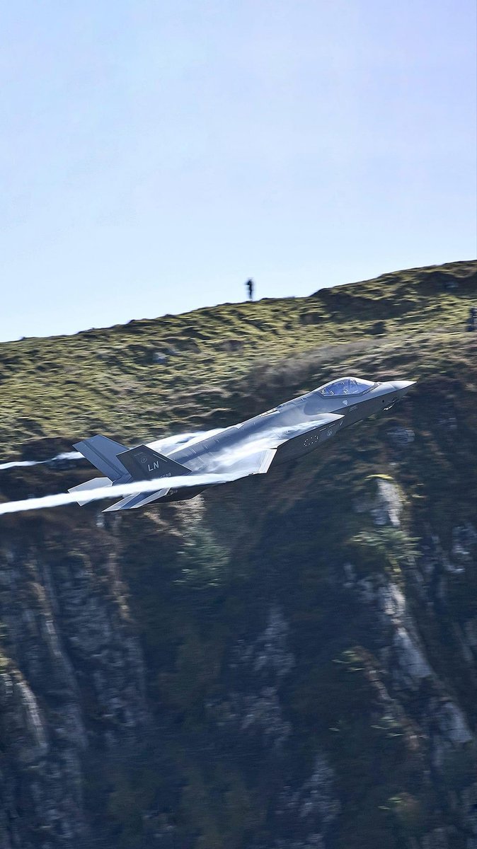 Lone photographer up high. Credit Aviation Channel