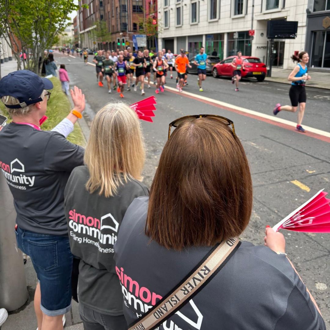 A massive thank you to all the amazing runners who showed up to support Simon Community on Sunday at the #BelfastCityMarathon! We are so grateful for your hard work and fundraising efforts 🏃‍♂️🏃‍♀️ #EndingHomelessness