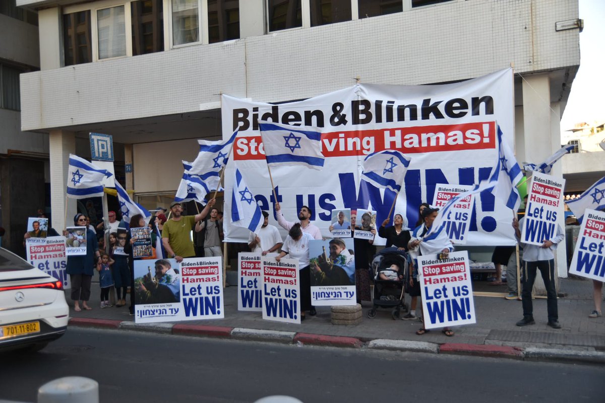 HAPPENING NOW outside the US Embassy office in Tel Aviv.
Bereaved families of soldiers killed in this war are demanding that Biden and Blinken stop saving Hamas and let Israel win!
@The_Gvura