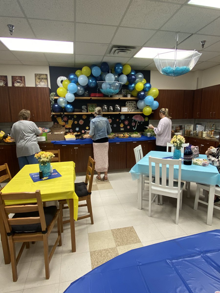 Teacher Appreciation Week has started off strong at Sewell! Monday we were “Singing in the Rain” with a water bar and breakfast! Today we are “Walking on Sunshine” with lots of yellow snacks and a yummy lunch from Cafe Max! ☀️