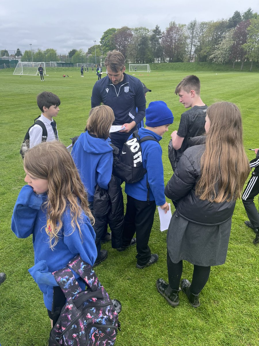 ⚽️Huge thank you @DundeeFC & particularly Laura @DundeeFCCT for graciously hosting @Strathmartineps this morning.Pupils were delighted to see the facilities & meet the players at the end of their session! Truly grateful🙏🏻 #GoldSchoolSportAward🥇#CommunityLinks #ProfessionalSport