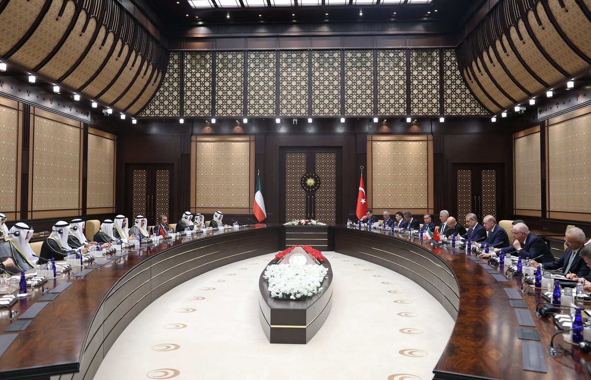Cumhurbaşkanımız Recep Tayyip Erdoğan, Kuveyt Emiri Meşal el-Ahmed el-Cabir es-Sabah ile iki ülke arasında gerçekleşen anlaşmaların imza törenine katıldı.