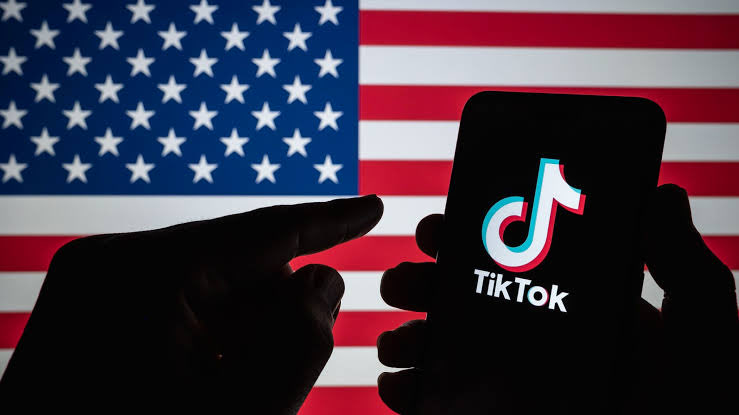 🇺🇸 AGORA: TikTok entra na Justiça contra o governo dos Estados Unidos para impedir que controladora chinesa tenha que vender o aplicativo para seguir operando no país.

No processo contra o governo norte-americano, o aplicativo diz que a lei, sancionada no mês passado, é