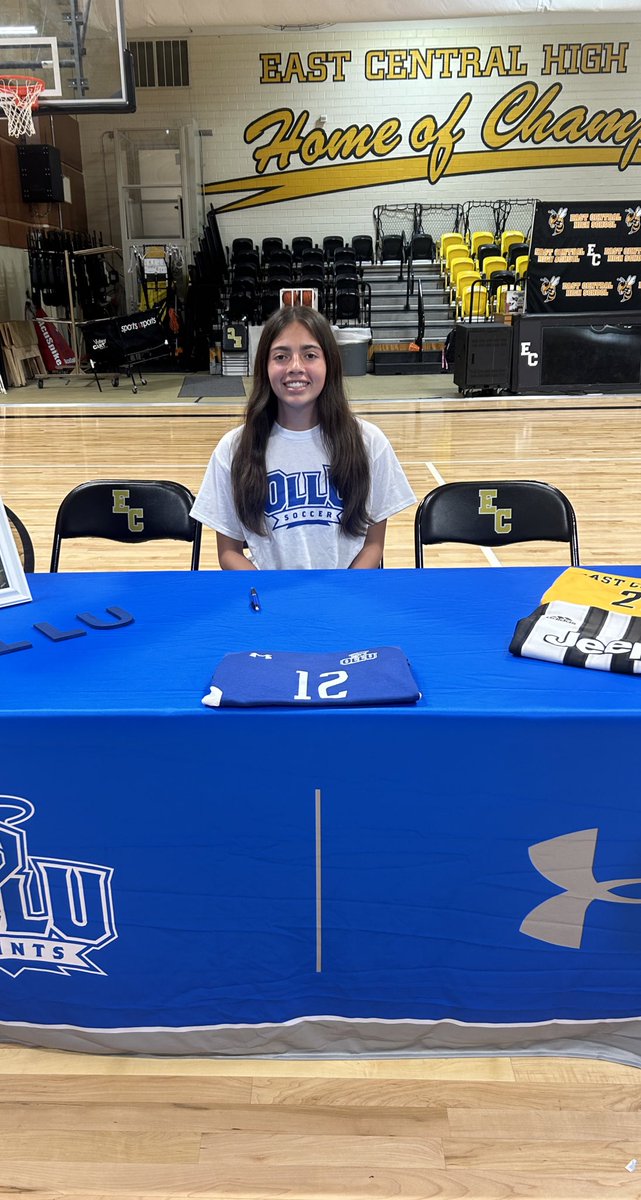 ECGSoccer1's tweet photo. It’s a great day to be a Hornet ! We had two players sign today to continue their careers at the next level we would like to send a huge shout out to Mariana Medrano-Sanchez and Samantha Melendez ! Keep working hard girls we are proud of you both #ECPRIDE🐝 https://t.co/eHTvxK3SUb