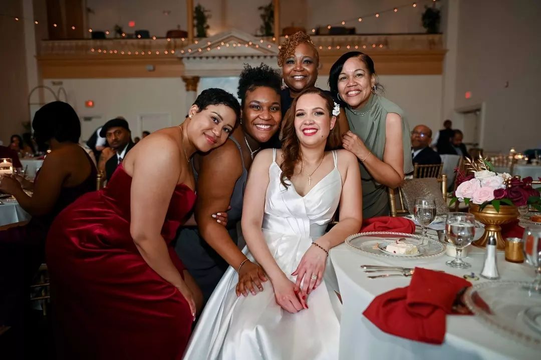 Nothing but smiles from these ladies and we can't blame them!😁

📷: @orriegainesphotography

#allsmiles #bride #bridalparty #bridesmaids #ohwowyes #flashesofdelight #queens #stunning #receptionvibes #ballroomreception #renaissancerva #renaissancewedding… instagr.am/p/C6rH_cFSPIz/