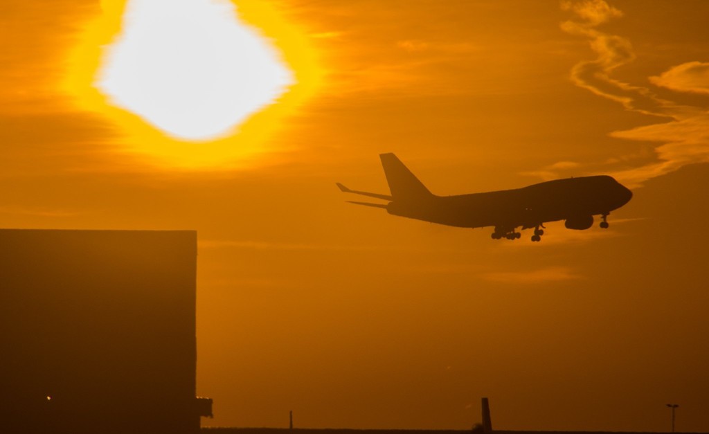 What's better than enjoying a stunning sunset view whilst #planespotting from our Runway View Room? 📸 (Instagram: @andrewrtw) #planes #aviation #sunset