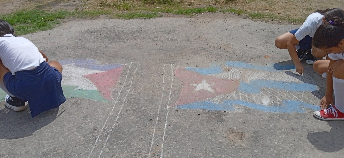 En solidaridad con #Palestina,el repudio a la represión de los estudiantes en EEUU y en homenaje a Jesús Montané Oropesa,los estudiantes de la OPJM en #IslaDeLaJuventud,realizan un Pinta Calle(pintura sobre el asfalto),#AnteLaInjusticiaNoSomosIndiferentes <a href="/LisyIsla/">Lissette González Almésigas</a> <a href="/UJCdeCuba/">UJC de Cuba</a>