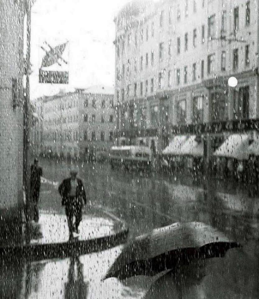 Rain on Sretenka st. Photo by V. Vinogradov (Moscow, 1963).