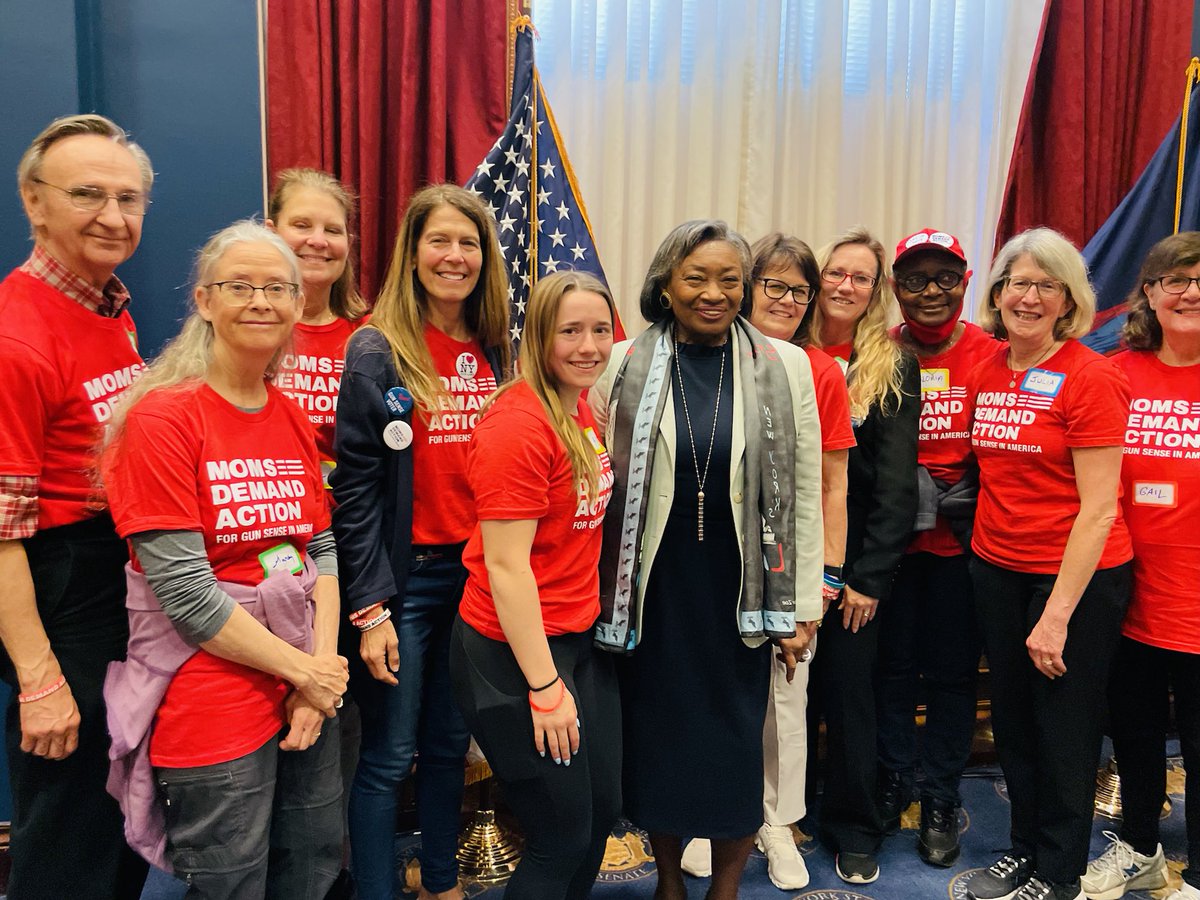 Thank you so much ⁦@AndreaSCousins⁩ for making the time to meet with us today! You’re a gunsense champion from way back. and we appreciate your efforts to continue to support sensible laws that keep our communities safe…⁦@MomsDemand⁩ #momsareeverywhere #nypol