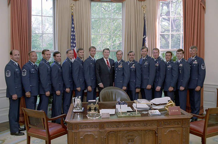 #PresidentReagan during a photo opportunity with members of the U.S. Air Force Air Demonstration Squadron, the Thunderbirds, in the Oval Office. 05/07/1987 catalog.archives.gov/id/276564509