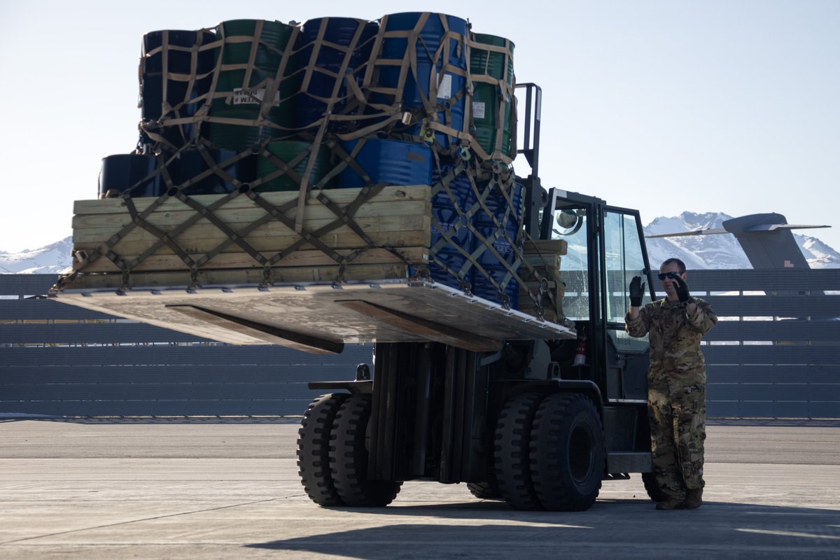 .@kentuckyguard Airmen transported 340,000 pounds of residential building supplies to Arctic communities experiencing housing shortages in Alaska. Through the @IRTsWin, Guardsmen used their expertise to assist the community while conducting training. 📸ngpa.us/29518