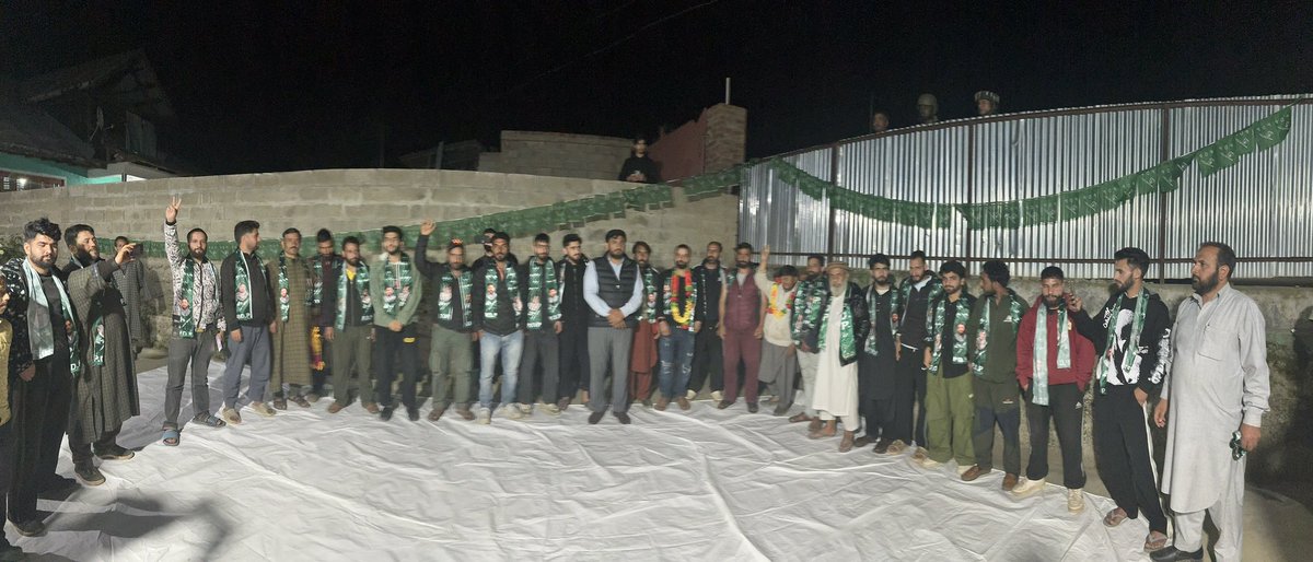 Prominent workers of PC & NC just joined @jkpdp at Chalgund in presence of PDP Lok Sabha candidate for Baramulla @MirMohdFayaz.
