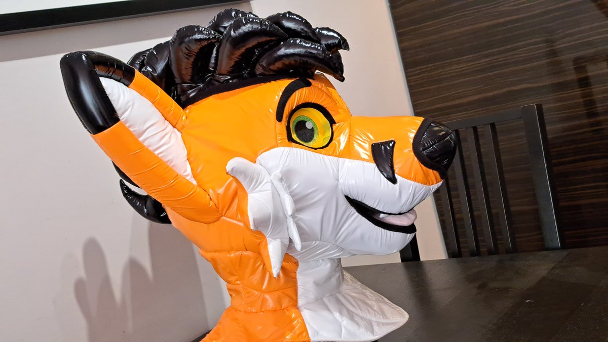 All finished - meet Flynn, the shiny nylon fox!  Designed by @volfmech and built onto a headbase by @AW_Runaway.  I learnt quite a few new techniques making this head - I'm particularly proud of the squishy, spiky hair, big soft nose, and machine embroidered neck floof.