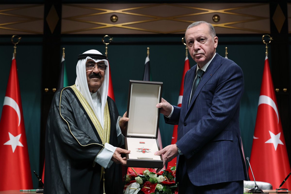 الرئيس أردوغان يقلد أمير الكويت وسام الدولة التركية tccb.gov.tr/ar/-/1666/1522…