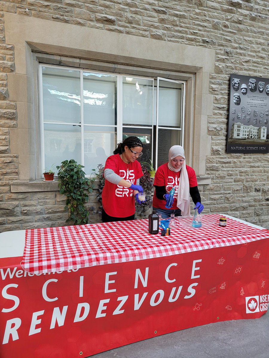 Did you catch our #SciRenUWO demo at the Physics & Astronomy building @WesternU? 😉 Volunteers Emma Donnelly and Yasmeen Shamiya conducted a fun experiment called “elephant toothpaste”! See more fun experiments like this on Saturday at #ScienceRendezvous! #uwo #ldnont #stem