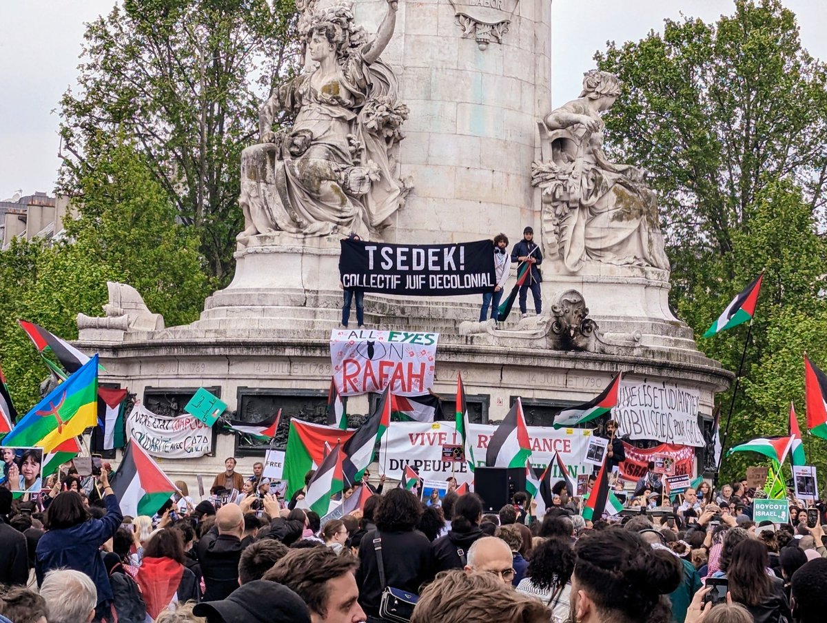 Juifs, musulmans, chrétiens ou athés, tous solidaires avec les Palestiniens et réunis contre le massacre de population civile. Paris, place de la République. 07 mai 2024.