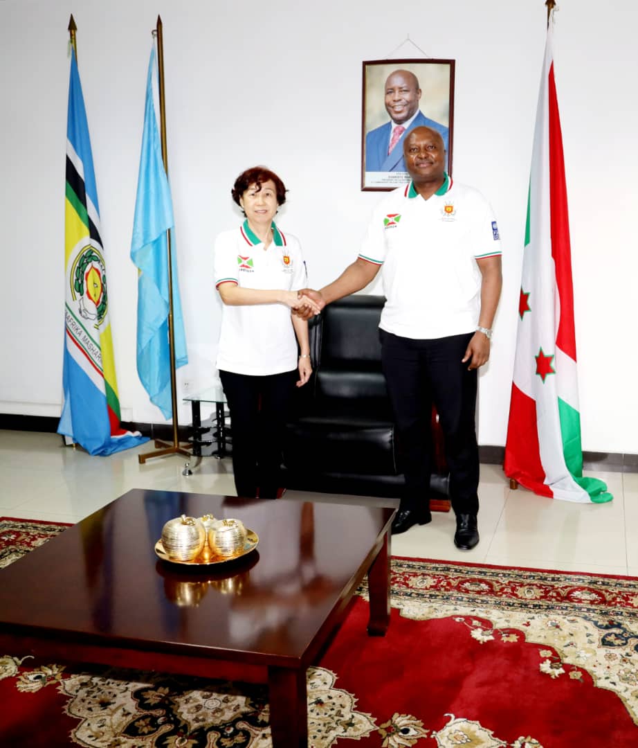 Le Ministre des Affaires Etrangères et de la Coopération au Développement S.E Ambassadeur Albert SHINGIRO vient de recevoir en audience l'Ambassadeur de la République Populaire de Chine S.E Madame Zhao Jiangping. Ils ont échangé sur des sujets relatifs à la coopération au