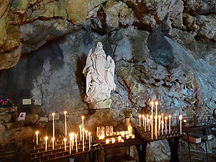 La grotte de la Sainte Baume, refuge de Sainte Marie-Madeleine, selon la Tradition. Les trois Marie accostèrent au lieu dénommé plus tard 'Saintes Marie de la mer',
