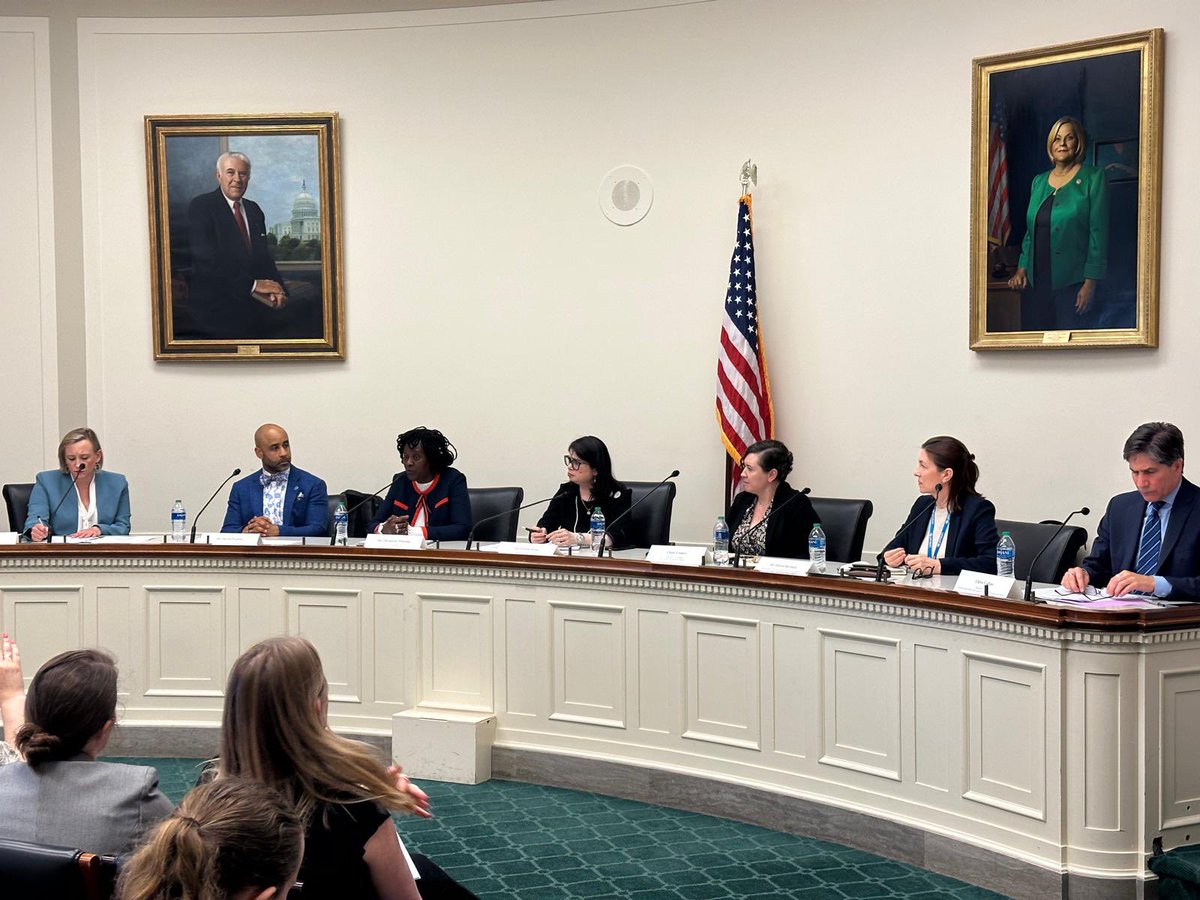 Thank you to our partners @theGlobalFight, @PMIgov, @PATH, @UNFoundation, @UNICEF, @USAID and @WHO for a great event with Congressional staff on how, by working together, we can #endmalaria for good.  #VaccinesWork #HumanlyPossible