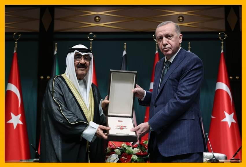 الرئيس #أردوغان يقلّد أمير #الكويت الشيخ 'مشعل الأحمد الجابر الصباح' بوسام الدولة التركية.