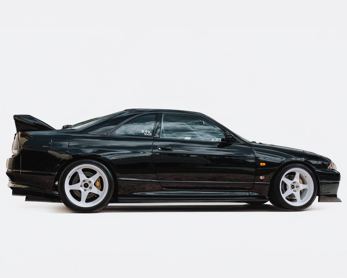 Lot 12: 1993 Nissan Skyline GT-R R33