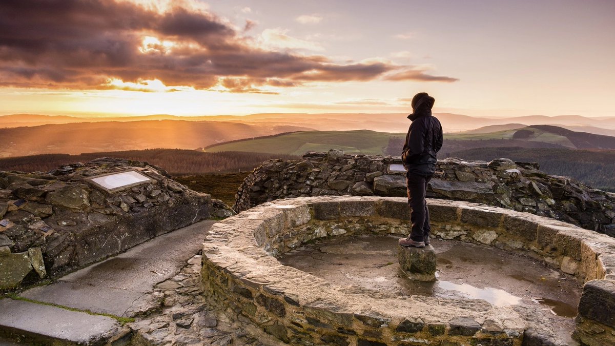 My Archie and his friends are doing a walk Up moel famau to raise funds for his football team! Their club rely on fundraising for football kits, training equipment etc, so any donations would be greatly appreciated ❤️

localgiving.org/charity/bellev…