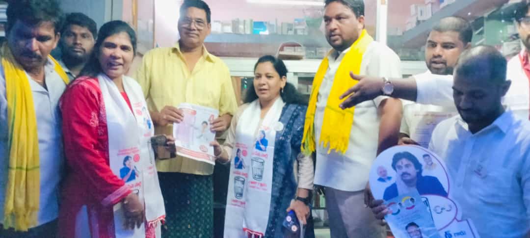 I_am_Phoenixx's tweet image. పిఠాపురంలో పోటీ చేస్తున్న jsp-tdp-bjp ఉమ్మడి అభ్యర్థి శ్రీ @PawanKalyan గారికి మద్దతుగా హైదరాబాద్ నుండి వెళ్లి, పిఠాపురం రూరల్ లో కొండేవరం గ్రామంలో ప్రచారం చేసిన జన సైనికులు మరియు వీరమహిళలు.

@PawanKalyan
@JanaSenaParty

#HelloAP_ByByeYCP