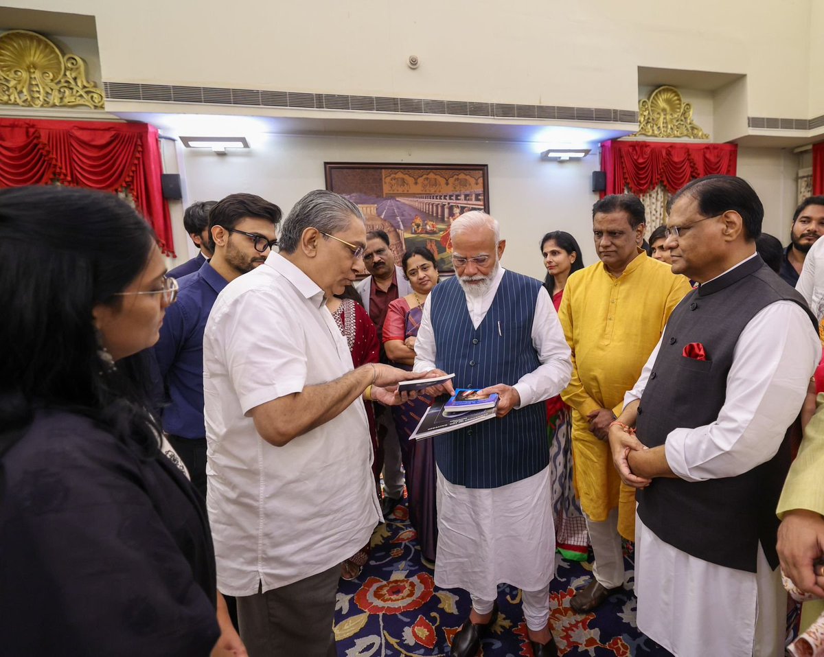 narendramodi's tweet image. Upon reaching Hyderabad, had an excellent meeting with the family of our former PM, the respected scholar and statesman, Shri PV Narasimha Rao Garu. They thanked the Government of India for conferring the Bharat Ratna on Shri Narasimha Rao Garu. Our interaction was extensive and…