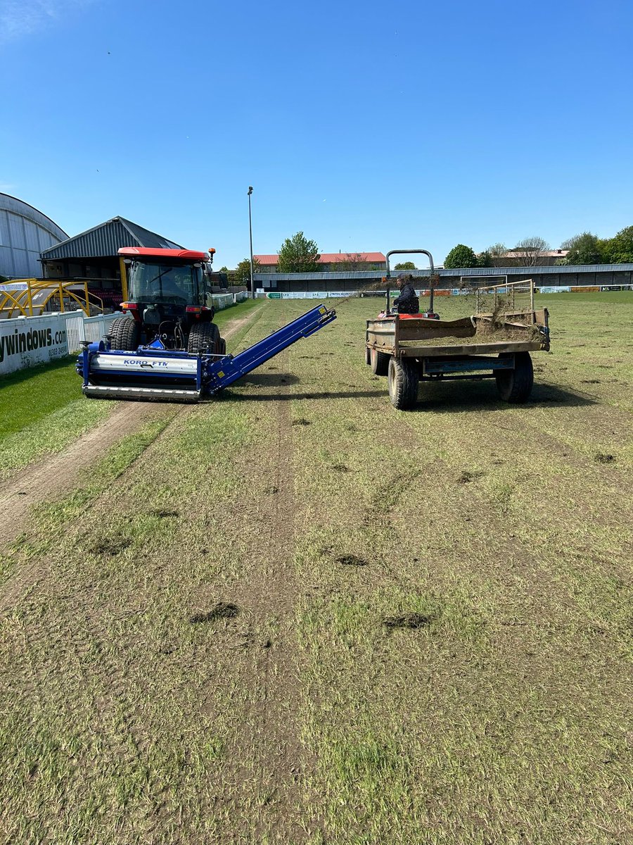 🚜 Work began today to prepare the pitch at the Alcaline Stadium for the new season 

#fifc | 🟠⚫️