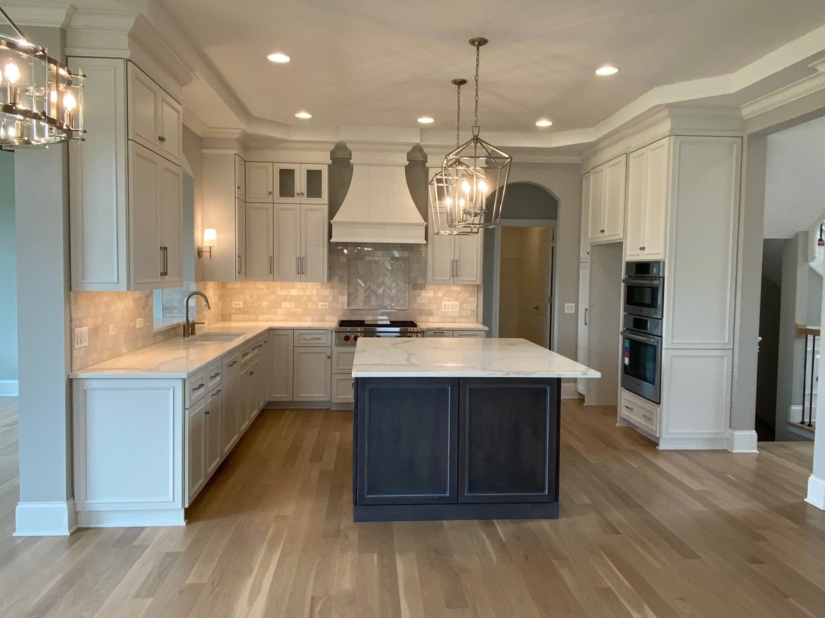 Beautiful #kitchendesign, light and bright with a pop of color. ❤ Our #modelhome is open from 11 am - 5 pm at 4012 Alfalfa Ln #Naperville #newhome #newhomedesign #newhomebuilder #newhomeconstruction #newconstruction #homebuilder #customhome #customhomebuilder #kitcheninspo