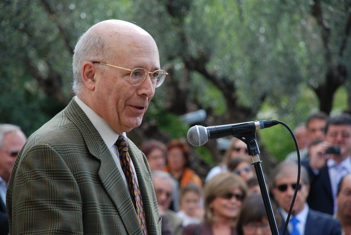 Lamentem la mort del M Hble Joan Rigol, que fou vicepresident de la nostra Fundació. Sempre recordarem el seu bon fer. Era una gran persona. El nostre condol més sentit a la família.