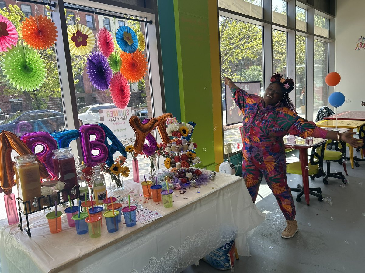 chrisalexander_'s tweet photo. So @planetblaster had a craft party @ Lil J’s Creative Canvas (1130 Bedford, Brooklyn) where she invited us to paint name tags & the owner taught us basic embroidery stitches to decorate some bucket hats.
I painted sunflowers on mine. Then I bought an embroidery kit. #getsomejoy https://t.co/4ovgbHSsBL