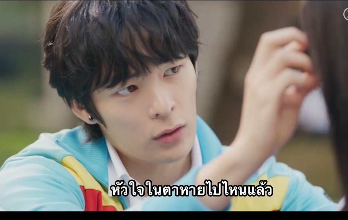 watchwsomchao's tweet photo. ชอบบทพระรองแบบแทซองมาก ไม่ตื๊อ ไม่ดราม่า ไม่งี่เง่า ไม่ร้าย ไม่ขอความเห็นใจด้วย ชอบแบบไม่ล้ำเส้น ก็มีเผลอเต๊าะบางเพราะคนมันชอบแต่ไม่ดันทุรัง มันทำให้ละครสนุกนะ เป็นพระรองที่เพิ่มสีสันให้ละคร ไม่ใช่เพิ่มข้อติอะ 
กอนฮีน่ารักที่สุด บทเหมาะกับเขามาก 🥰  #LovelyRunnerEp10 https://t.co/yawR4brDVQ