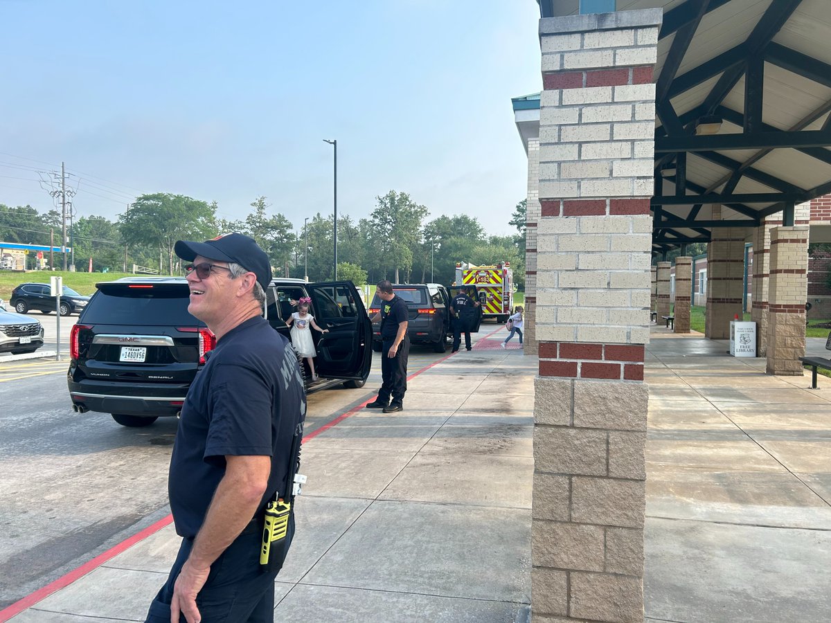 Station 183 spent the morning welcoming students at Nichols Sawmill Elementary this morning! We love getting to start the day with so many smiles! #communityinvolvement #MFDinthecommunity