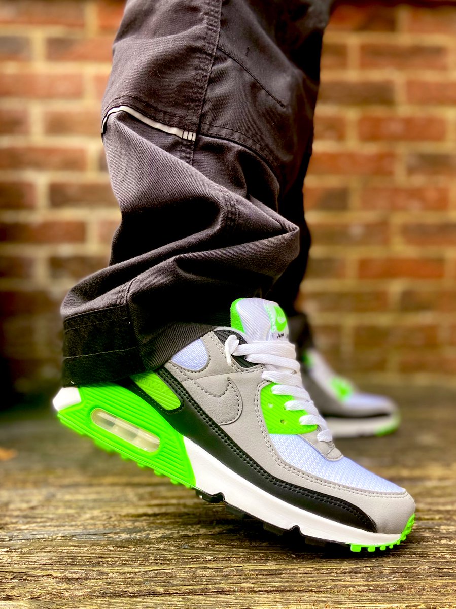 #KOTD -  the weather is great in the uk today FEELING GOOD so had to pull out these beauty’s NIKE AIR MAX 90 LIME 
 #nikeairmax90  #airmax90lime #Airmax90 #Nike #nikeairmax #airmax @nikestore @Nike #snkrs #snkrsliveheatingup #snkrkickcheck #sneakerhead #sneakers #airmaxgang 💯👟