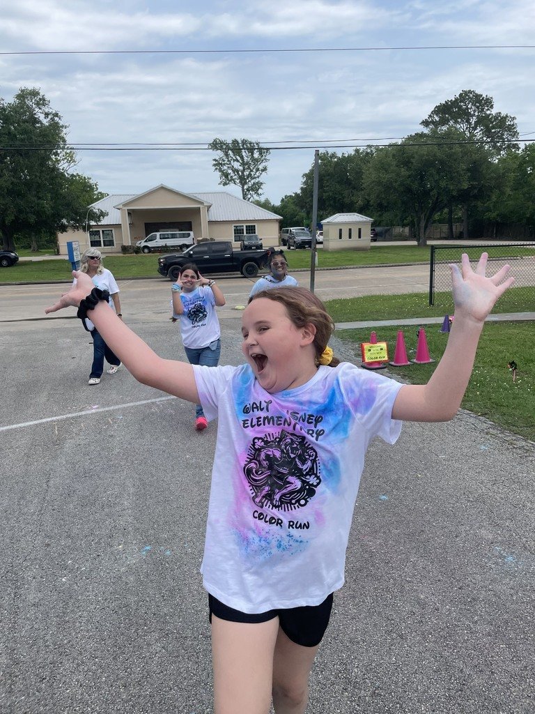 Students @ WDE enjoyed their 1st ever Color Run with Coach LaShel Rowton's Texas Retired Teachers Association grant funds! Booster Club volunteers, teachers and students had a blast! #AlvinISD
