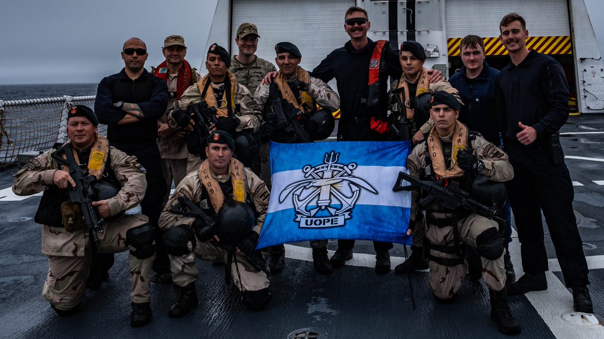 🇦🇷Standing shoulder-to-shoulder🇺🇸 Law enforcement teams from @USCG cutter James (WMSL 754) and @PrefecturaNaval Argentina vessel Doctor Manuel Mantilla (GC 24) recently held joint training to stop #IUU fishing in the South Atlantic. @Southcom @NAVSOUS4THFLT @EmbajadaEEUUarg