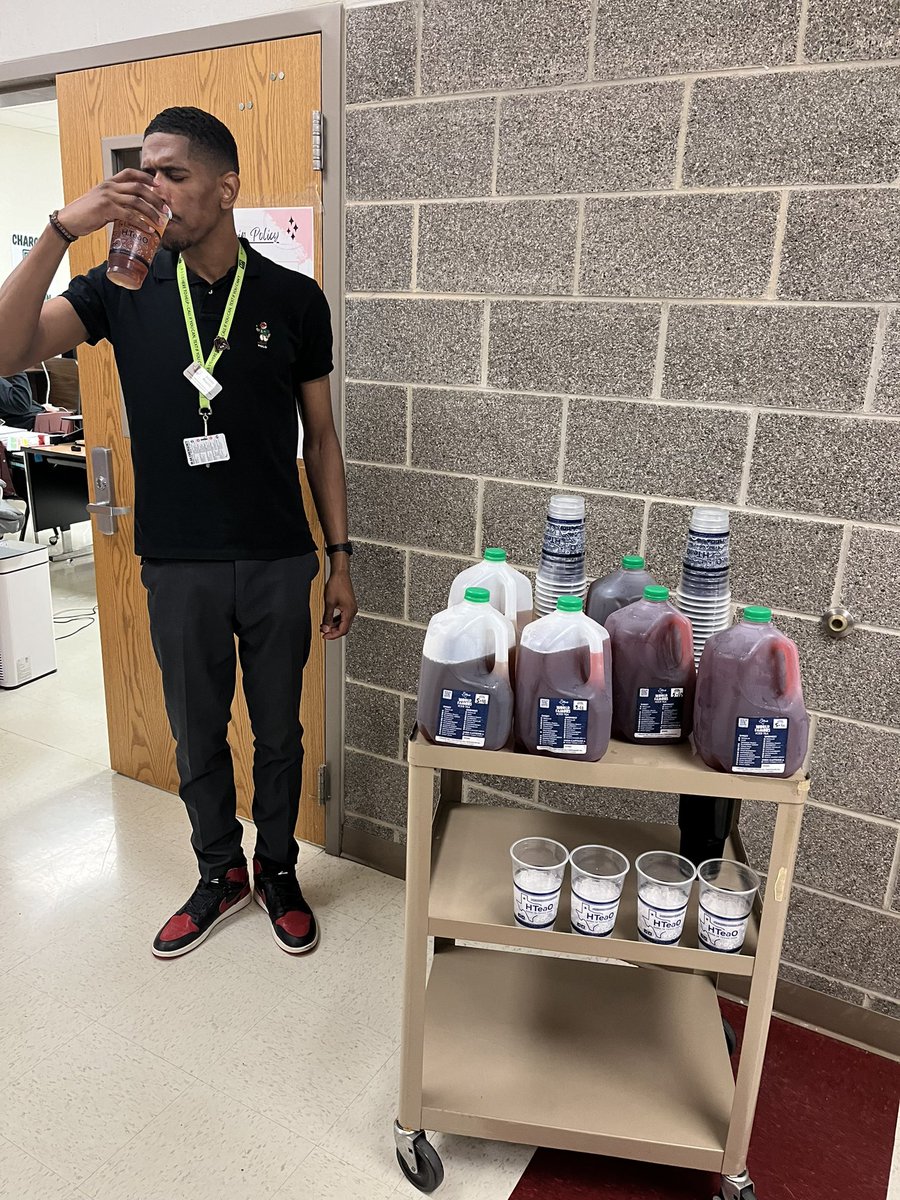 We are happy to refresh our hardworking teachers with tea that has been generously donated from @HTeaO Lewisville Round Grove! We’re grateful for our wonderful neighbors across the street! You can’t spell teachers without “tea”! #NationalTeacherAppreciationDay