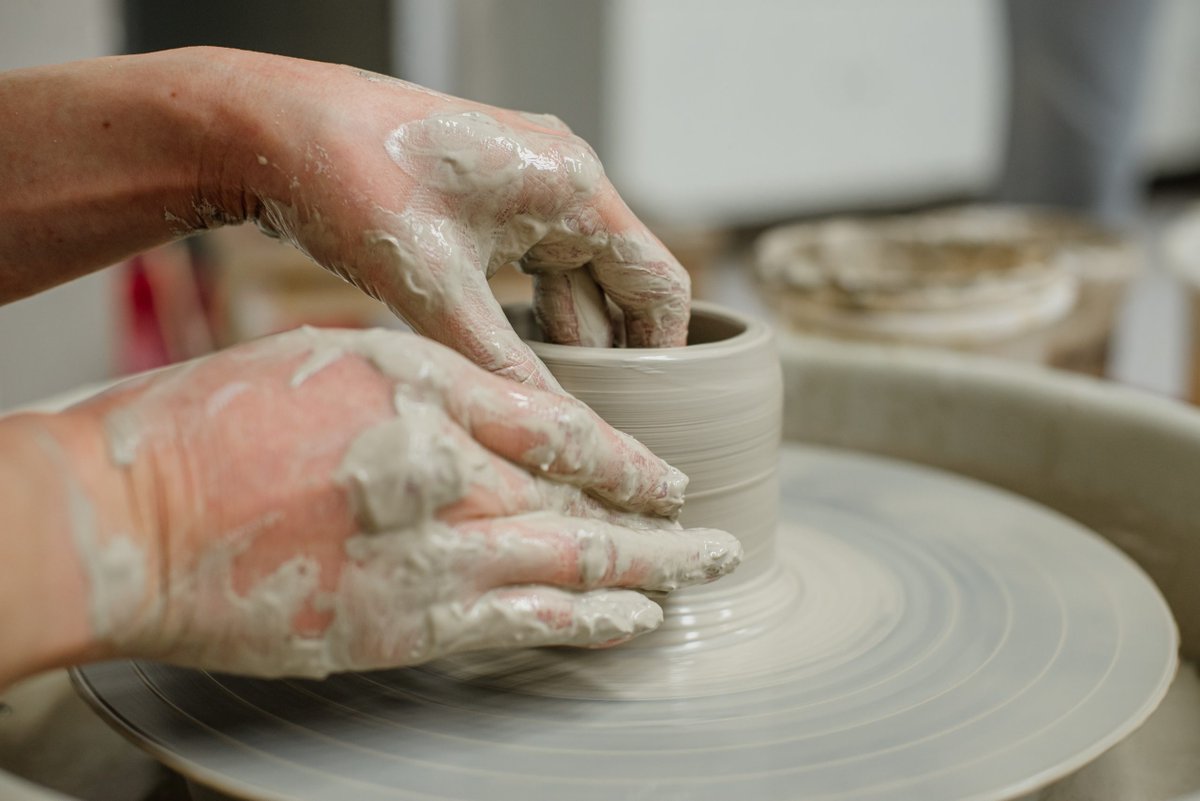 Fancy having a go at learning throwing, slab building, coiling, slip casting, modelling & decoration? It's not too late to join our Discovering Pottery course @TheMoRW ! Only 1 place left, Wed evenings 7-9pm! #BromsgroveHour museumofroyalworcester.org/whats-on/disco…