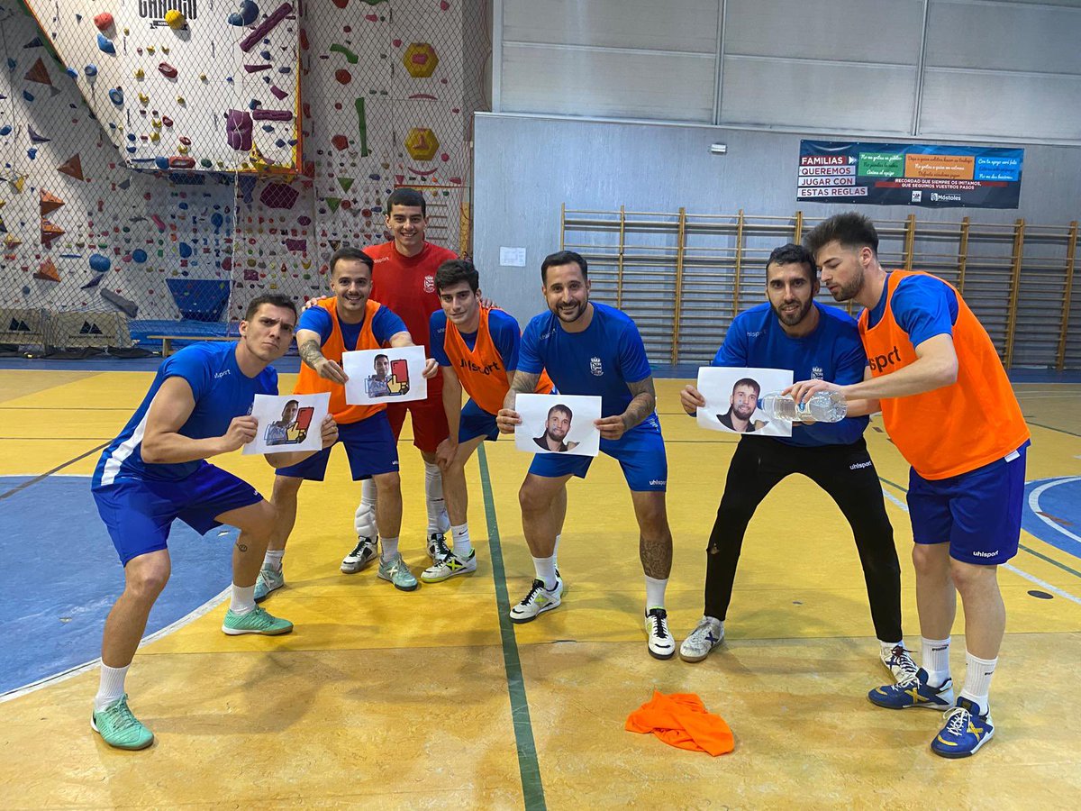 Hoy el peladao de La Loma ha terminado con estos chicos como Campeones. 
Y con dedicatoria (o recadito 😬) para <a href="/asensio_8/">Asensio 🇪🇸</a> y <a href="/carloosmf7/">Carloos7️⃣</a> 
🧐🤔
#canteraazul