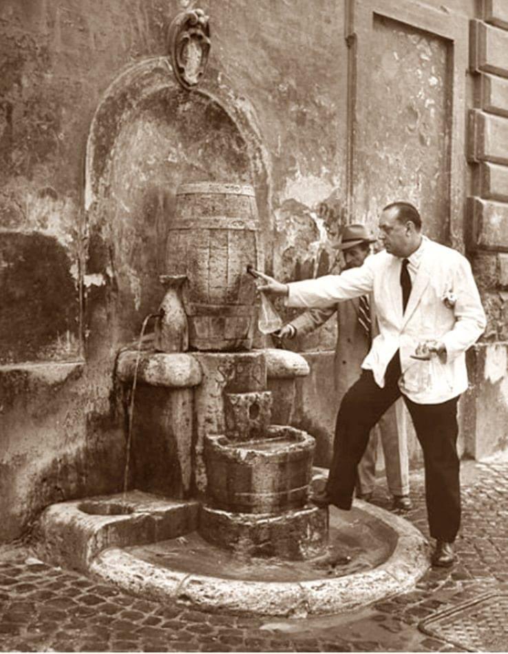 Camerieri, anzi 'Cammerieri' di una volta alla fontana della botte via della Cisterna