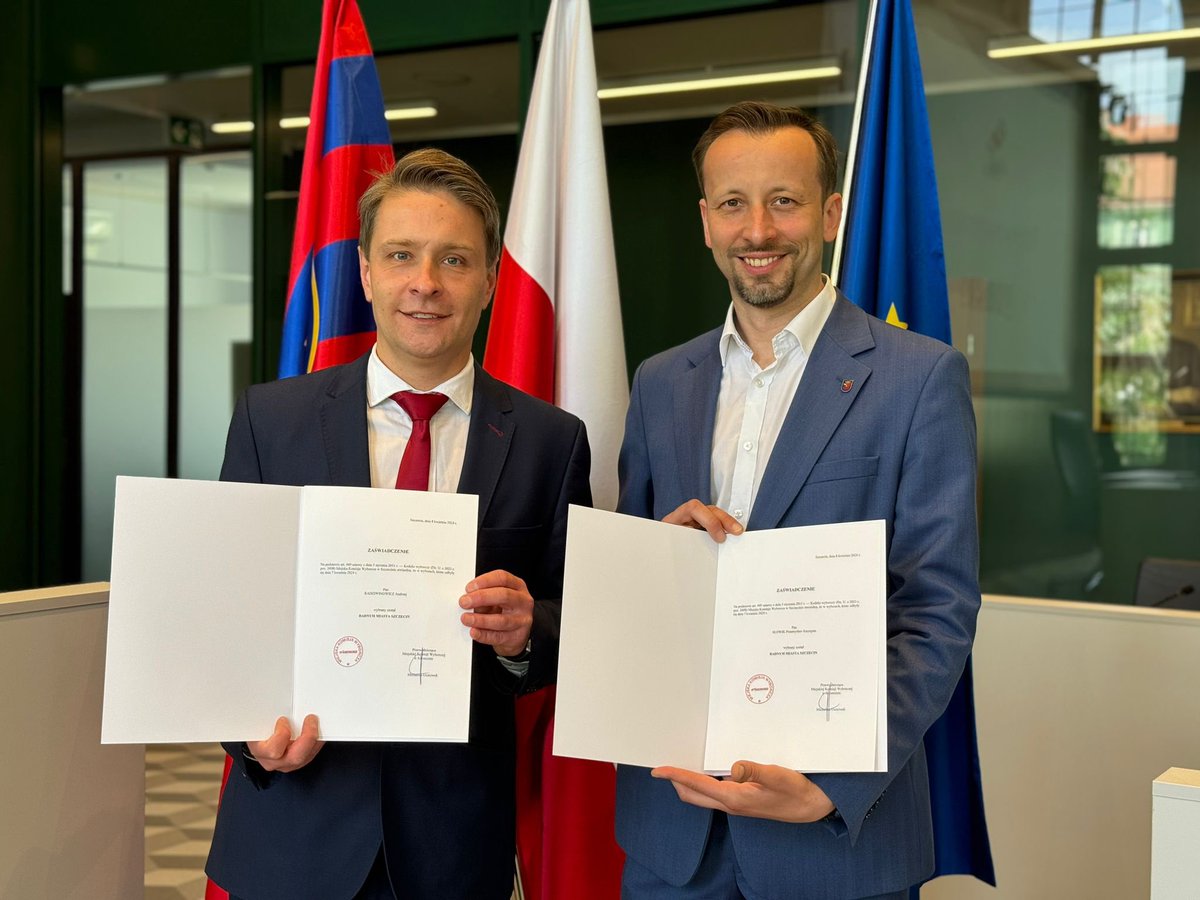 W Szczecinie w Radzie Miasta od dziś jest nas dwóch zielonych radnych <a href="/Slowik_pl/">Przemysław Słowik</a> <a href="/a_radziwinowicz/">Andrzej Radziwinowicz</a> . Od dziś mamy też zieloną radną w Sejmiku Woj. Zachodniopomorskiego <a href="/JagodaZylkowska/">Jagoda Żyłkowska</a>