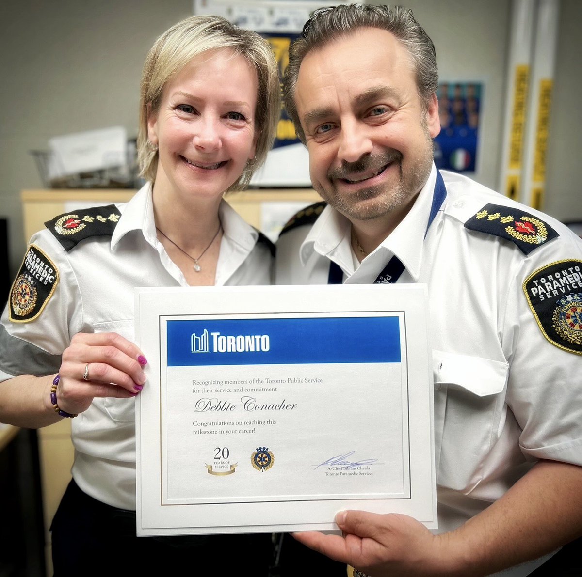 Logistics Superintendent Deb recently received her certificate recognizing 20 years of service. #Congratulations on this milestone and thank you for your unwavering commitment to @cityoftoronto!