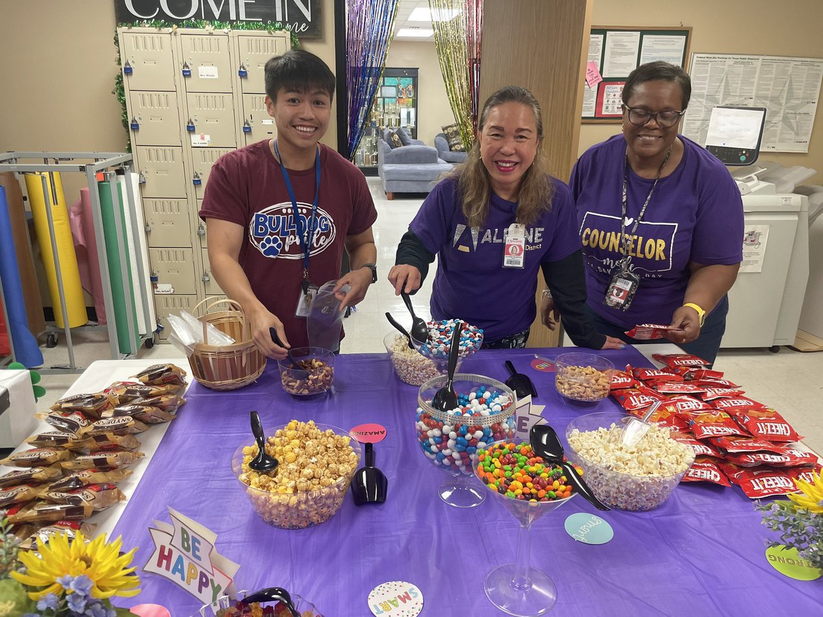 Sammons Elementary Celebrates Day 2 of Teacher Appreciation. Our TEAM is wearing Purple 💜because we are Passionate about student success & are Ambitious, Powerful and Royal👑 “Sweet & Salty Treat” @SammonsES_AISD @SADubberke @miriAC1014 #TeacherAppreciation #MyAldine