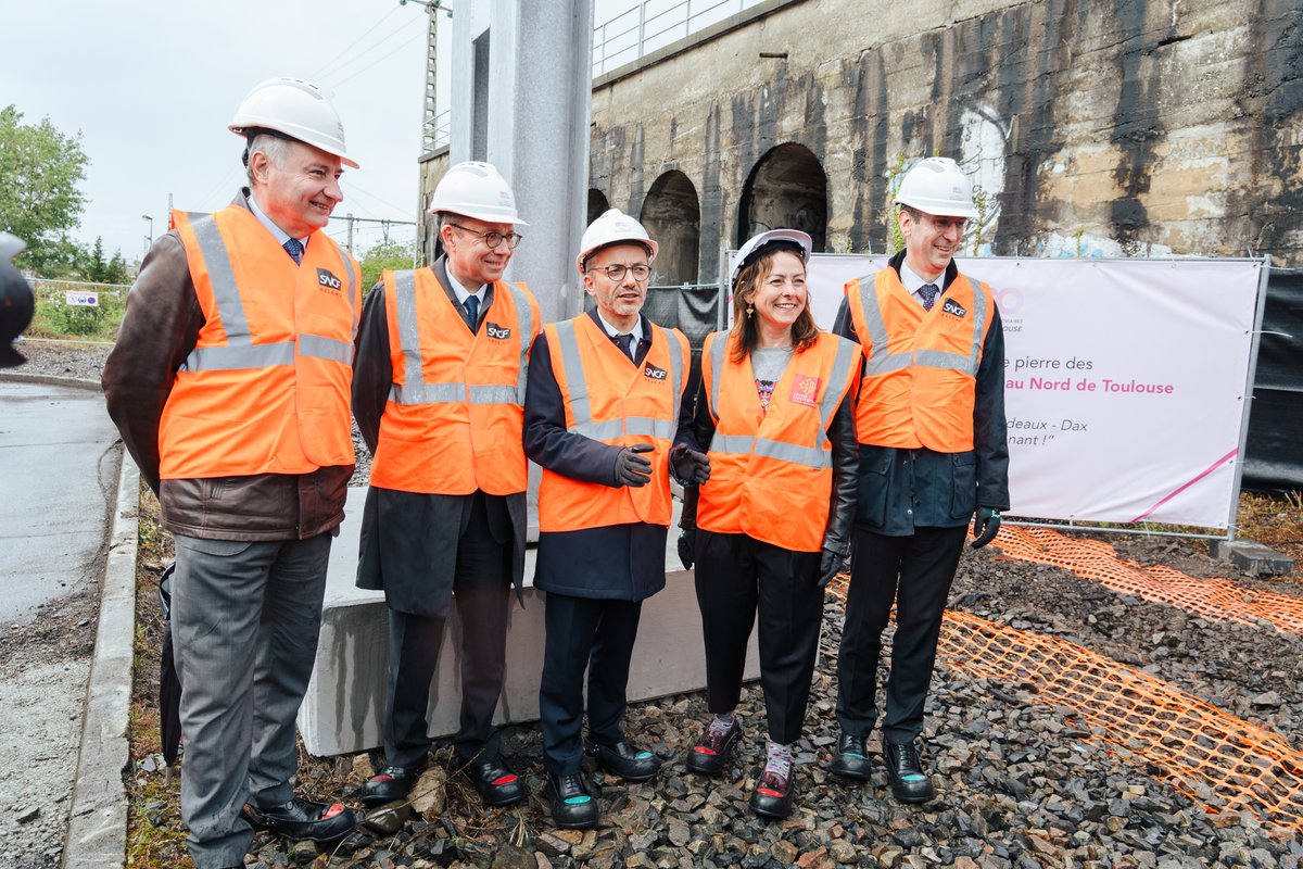 Ce geste symbolique sera répété 1500 fois ! Il illustre le lancement des travaux d'aménagements ferroviaires au nord de Toulouse, 1ère étape de la construction de la ligne nouvelle Toulouse-Bordeaux-Dax.