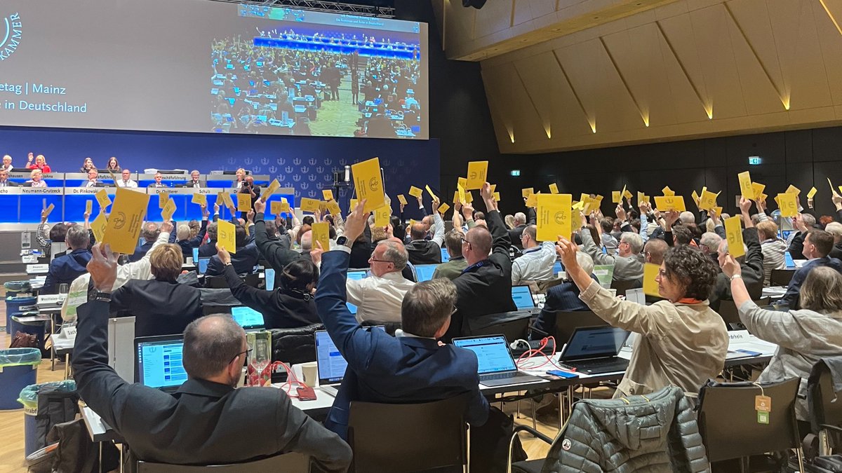 Der 128. Deutsche Ärztetag hat heute die Resolution 'Nie wieder ist jetzt: Die Ärztinnen und Ärzte in Deutschland stehen für Demokratie, Pluralismus und Menschenrechte' einstimmig verabschiedet. Klares Statement für Demokratie, Pluralismus und Menschenrechte.