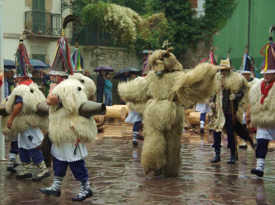 Carnavals around the world: 
Lötschental - Switzerland 🇨🇭
krampus - Austria 🇦🇹
Bilmawen - Morocco 🇲🇦 
Zubieta - Spain 🇪🇸