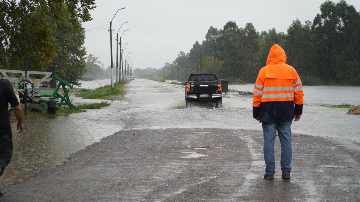 jose_yurramendi's tweet photo. Nuevamente las inundaciones generan complicaciones. Desde la IDCL y Cocoed, estamos como siempre cerca de los vecinos, dando el apoyo necesario, como esta mañana en barrios Castro y García donde algunas personas debieron ser evacuadas.  Ánimo vecinos, cuentan con nosotros. https://t.co/pbEdHrHl7P